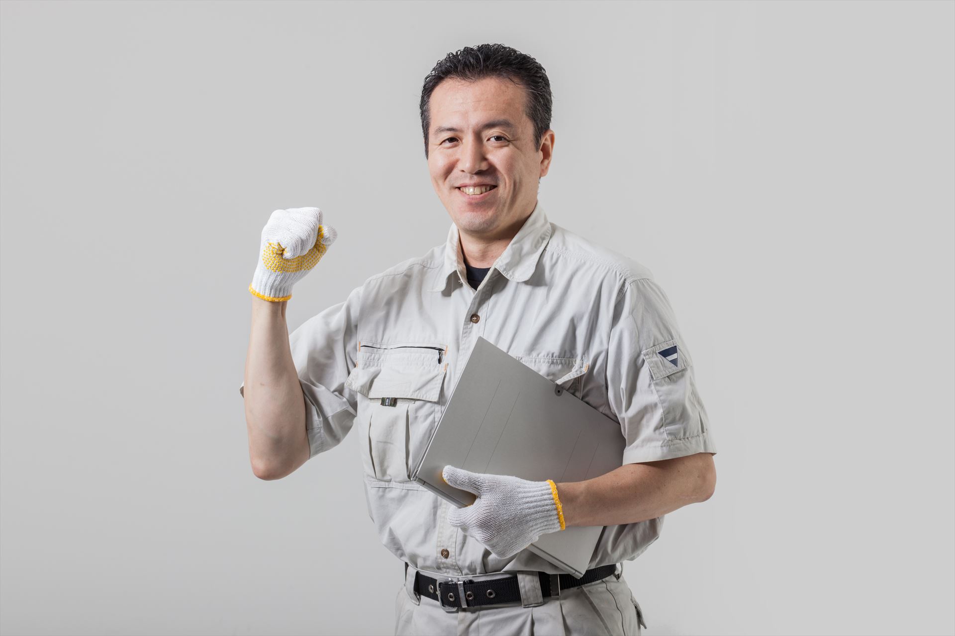 ポーズを決める作業服の男性 (1)